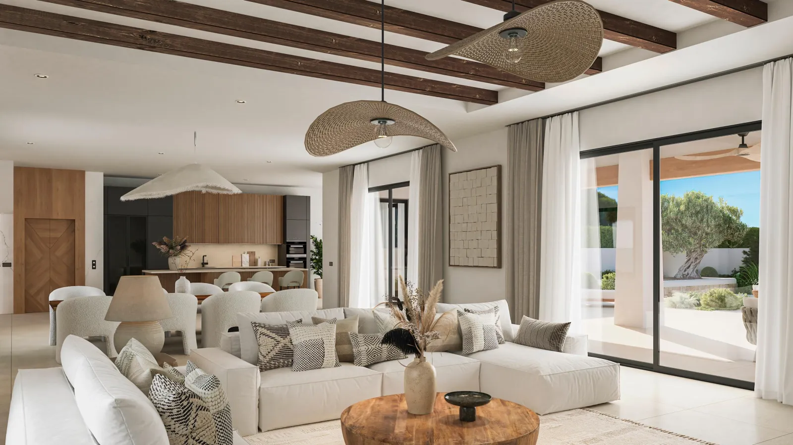 Salón con vigas de madera, sofás blancos, cocina abierta al fondo y grandes ventanales al jardín